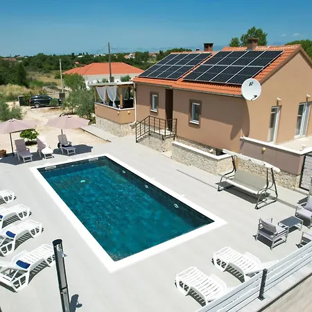 The Countryside Olive Garden Near Airport & Highway Smokovic